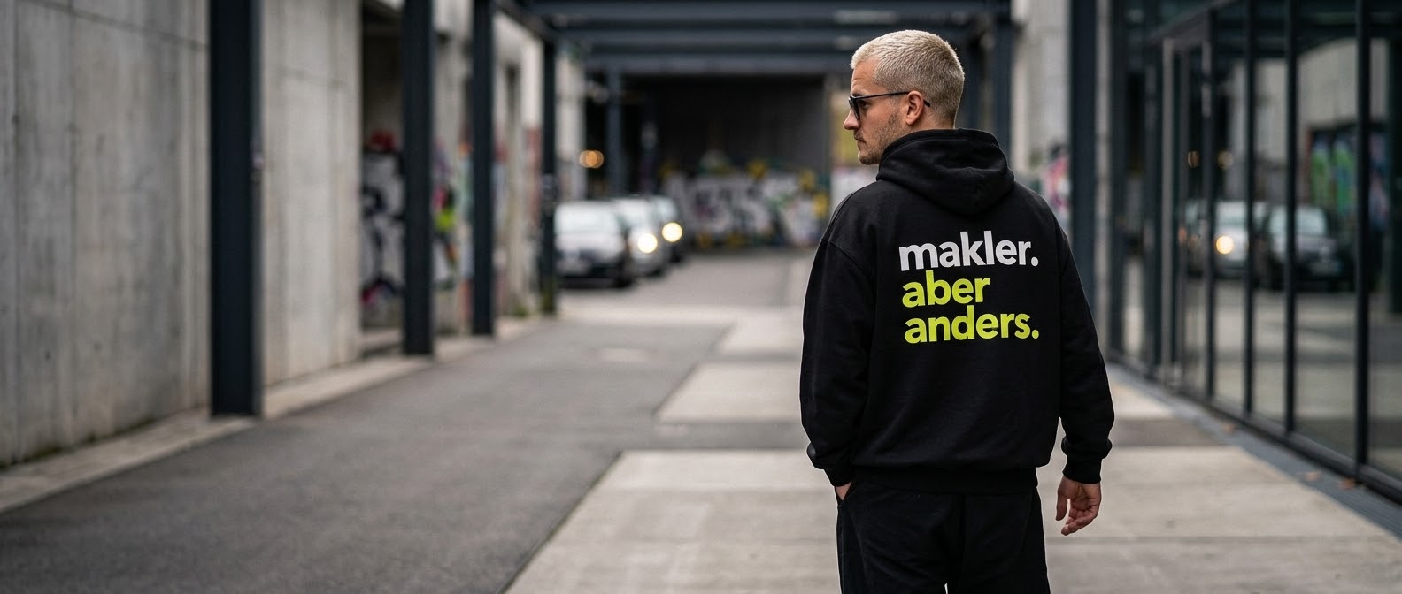 Daniel Röhheuser im schwarzen Hoodie mit dem Aufdruck makler. aber anders.